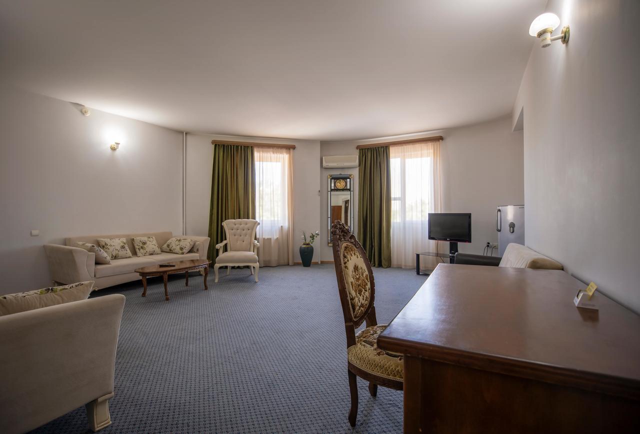 Leader Hotel Gori Eksteriør bilde